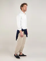 Camisa blanca de popelín para hombre, marca El Ganso. Corte slim fit, cuello italiano con ballenas, manga larga terminada en puño simple y logo bordado en el pecho.