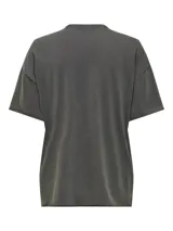 Camiseta gris con estampado de leopardo y texto en negro.