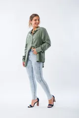 Camisa verde musgo de corte relajado, con botones frontales y mangas largas.