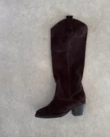 Bucaneras altas de cuero sintético negro con caña arrugada y taco cuadrado.