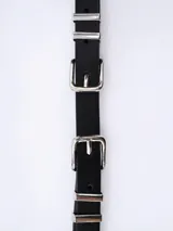 Cinto negro de cuero con hebilla metálica plateada.