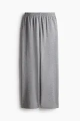 Pantalón deportivo gris de corte recto, con cintura elástica y bolsillos laterales.
