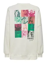 Sudadera color crema de algodón con cuello redondo, mangas largas con hombros caídos, puños y bajo elásticos, y estampado pequeño en el pecho.