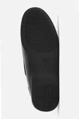 Zapato náutico de cuero negro con cordones de cuero y suela plana.