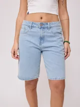 Bermuda de jean celeste con bolsillos delanteros y traseros.