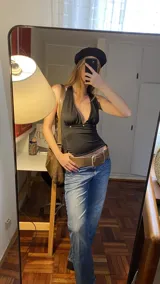 Top negro con escote halter y espalda descubierta con tiras ajustables.