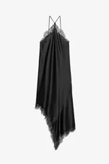 Vestido negro satinado con tirantes finos, escote halter y detalle de encaje en el escote y ruedo.