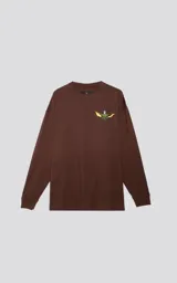 Remera manga larga color chocolate con cuello redondo y estampado pequeño en el pecho con un gremlin.