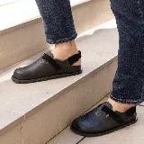 Zueco de cuero vacuno color negro, con suela de caucho, plantilla anatómica y tira con velcro en capellada y talón para mayor ajuste.