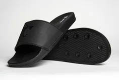 Chancletas negras con logo en relieve en la tira superior.