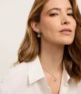 Conjunto de collar corto y caravanas con colgante redondo en resina.