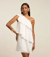 Vestido corto blanco de chiffon con un solo hombro y volados superpuestos.