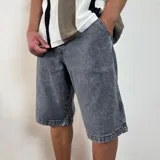Bermuda de jean de corte ancho y largo, color negro lavado, con tiro medio y bolsillos delanteros y traseros.