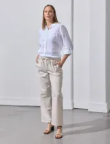 Pantalón de lino color beige, marca Aexanderr Jordan, con pretina ancha elastizada, lazo de ajuste, bolsillos verticales delanteros y bolsillos traseros.
