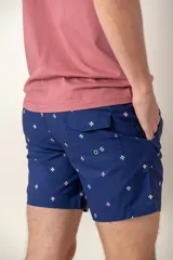 Short de baño azul con estampado de flores blancas, cintura elástica y cordón ajustable.