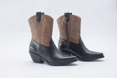 Bota texana de cuero negro con bordados en el lateral y taco bajo.