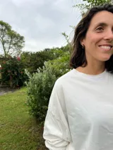 Remerón oversize con tajos a los costados, confeccionado en algodón color blanco.