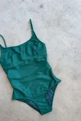 Enteriza verde con escote en U y tiras finas, diseño con espalda redondeada y corte debajo del busto.