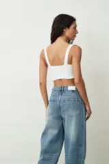 Top negro de encaje con escote en V y breteles anchos.