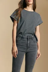 Jean oxford de tiro alto color azul oscuro, confeccionado en denim cotton spandex, con aberturas en los tobillos.