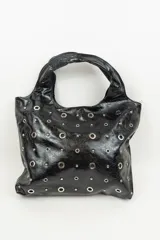 Bolso negro de cuero sintético con tachas plateadas y argollas metálicas.