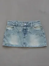 Minifalda de jean celeste con bolsillos delanteros y traseros.