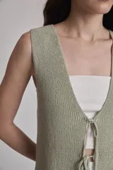 Chaleco negro de punto con cuello redondo y sin mangas.