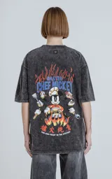 Remera negra con efecto nevado, de corte oversize y mangas cortas. Estampado frontal con diseño de Mickey Mouse vestido de chef.