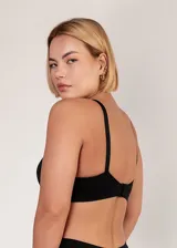 Soutien blanco de microfibra sin costuras, preformado con copa y aro. Bretel y tejido especial reforzado para mayor sujeción.