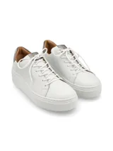 Sneaker Adelaida de cuero graneado color verde oliva, con cordones de algodón y suela elevada color crema.