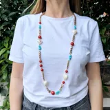 Collar largo de cadena de bronce con cuentas de coral, turquesa y nácar.