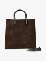 Cartera estructurada de gamuza color marrón oscuro, con doble asa de mano en cuero negro y correa regulable y desmontable en cuero negro con herrajes dorados.