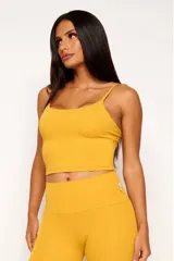 Top deportivo negro tipo musculosa con tirantes finos.