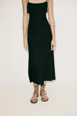 Vestido midi negro con tirantes finos, escote recto, aberturas laterales y bordados de flores.