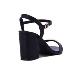 Sandalia de tacón Ramarim color negro con pulsera al tobillo y detalle dorado en la tira delantera.