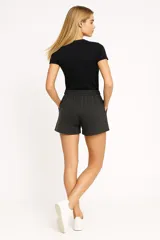 Short deportivo gris oscuro, de calce holgado y tiro medio, con cintura elástica y bolsillos laterales.