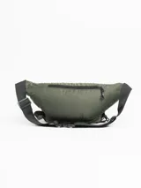 Riñonera verde militar con múltiples bolsillos con cierre, correa ajustable con hebilla y logo de la marca en el frente.