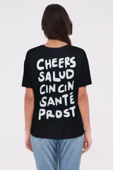 Remera blanca de corte holgado y mangas cortas.