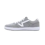 Championes urbanos Vans Lowland, color gris con detalles en blanco.