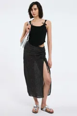 Top burdeos con breteles finos con lazos y escote con puntilla.