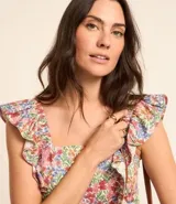 Blusa sin mangas de viscolino con estampado floral liberty, escote cuadrado delantero y trasero, volados en las sisas y lastex en la espalda.