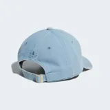 Gorro de béisbol Adidas Originals color celeste denim, con logo bordado al tono en el frente y tira ajustable en la parte posterior.