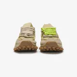 Zapatillas de tela en tonos khaki y amarillo, con detalles de gamuza y suela de goma. Diseño cómodo y ligero.