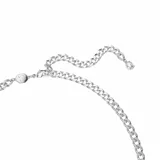 Collar plateado de cadena gruesa con cristales colgantes de diferentes formas y tamaños.