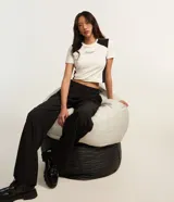 Pantalón de vestir negro, de corte recto, con trabillas en la cintura y elástico en la parte trasera.