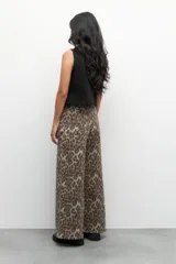 Pantalón animal print de fit flare y tiro alto, con cuatro bolsillos y porcentaje de elastano para mayor comodidad.