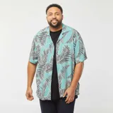 Camisa celeste con estampado de hojas de palmera en tonos negro y blanco, de corte holgado y manga corta.