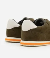 Championes de hombre de estilo retro, color verde oliva, con recortes en gamuza sintética, cierre con cordones y suela de goma con detalles en blanco y naranja.