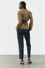 Pantalón de vestir azul marino con corte tobillero, tiro medio, cintura elástica en la espalda, bolsillos delanteros y falsos bolsillos de vivo en la espalda.