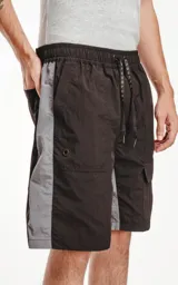 Bermuda negra con paneles laterales grises, cintura elastizada con cordón de ajuste y bolsillos laterales.